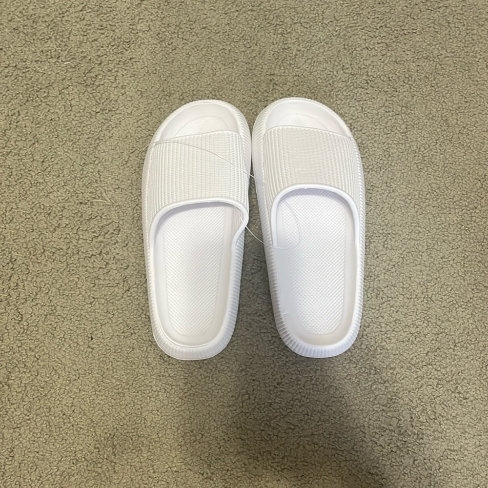 Cloud Slides - women’s size 7